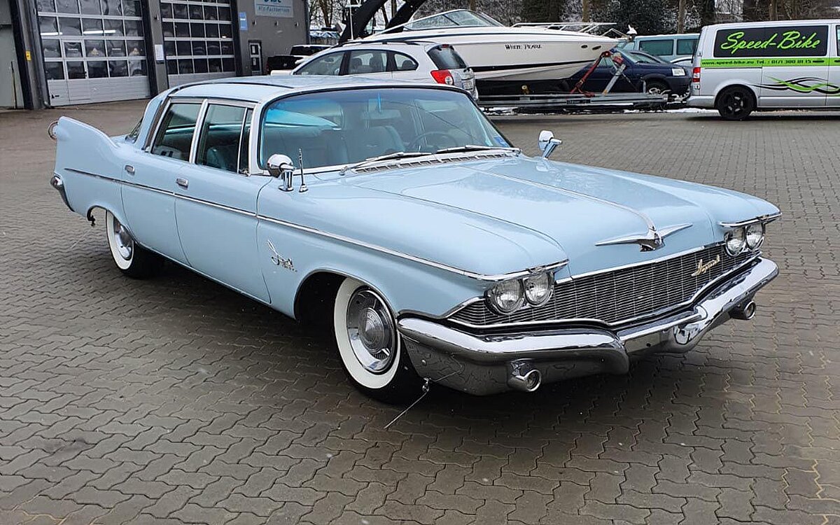 Hellblauer amerikanischer Oldtimer bei Speed-Bike