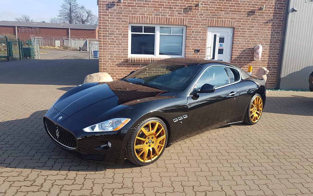 Schwarzer Maserati mit goldenen Felgen bei Speed-Bike